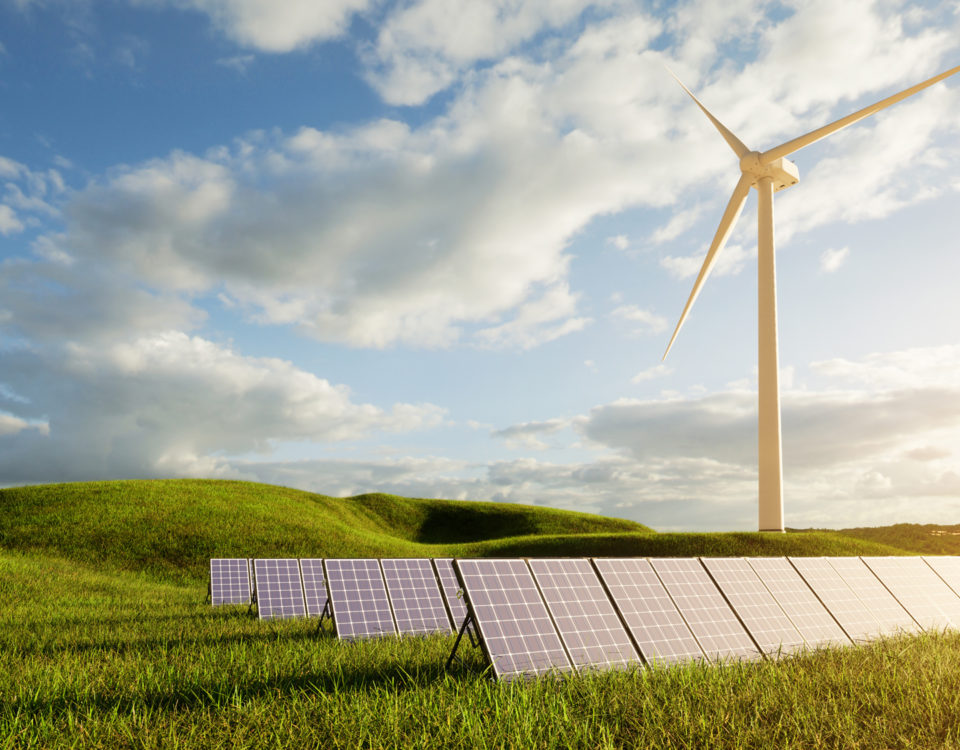 Solarpanele und Windräder auf Wiese mit epischem Himmel